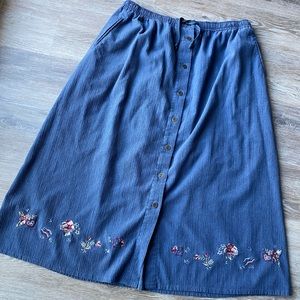 🐛Sale! 3/$12🦋 Vintage Embroidered A Line Midi Skirt with Pockets